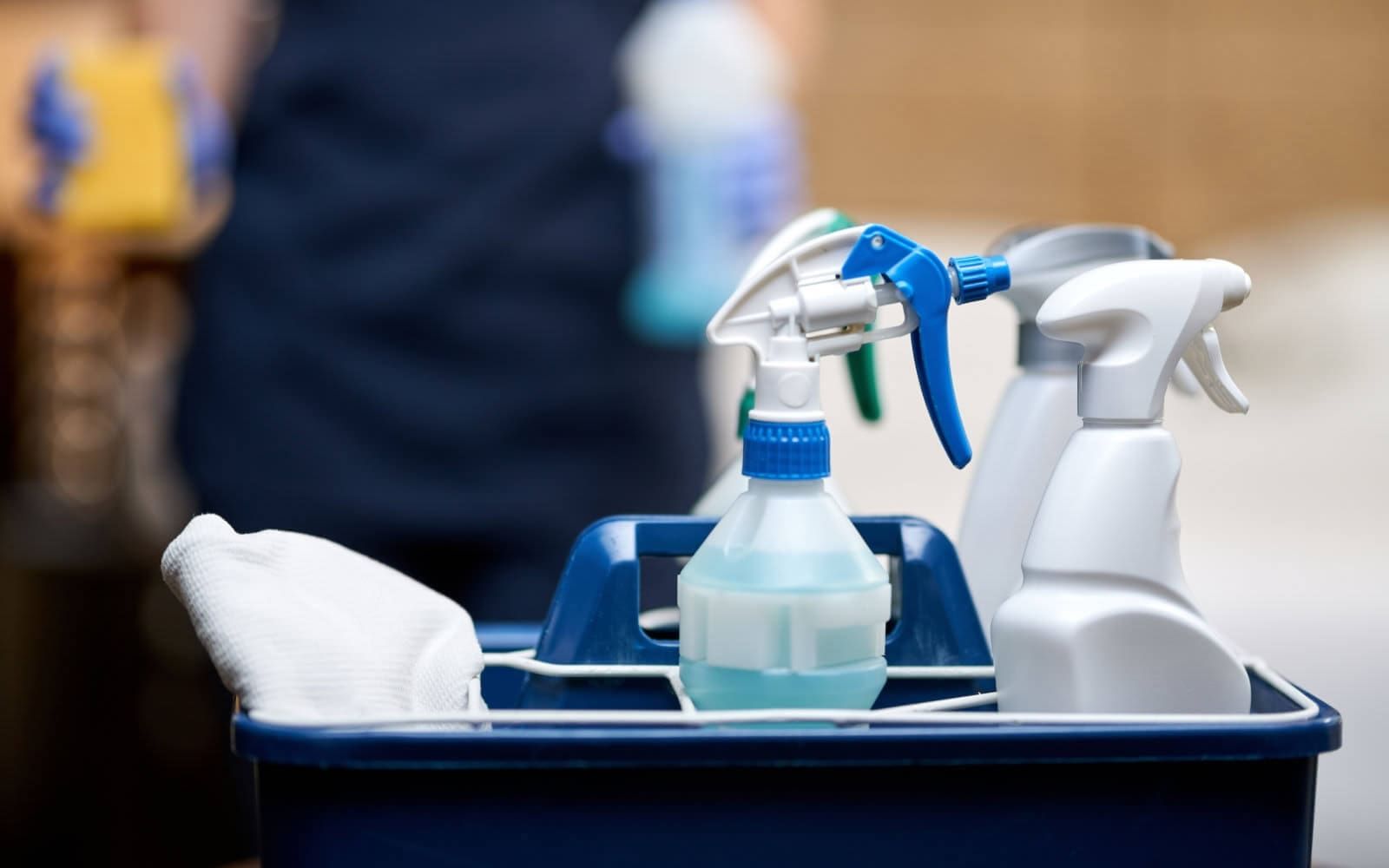 Equipo de limpieza en una casa con síndrome de Diogenes