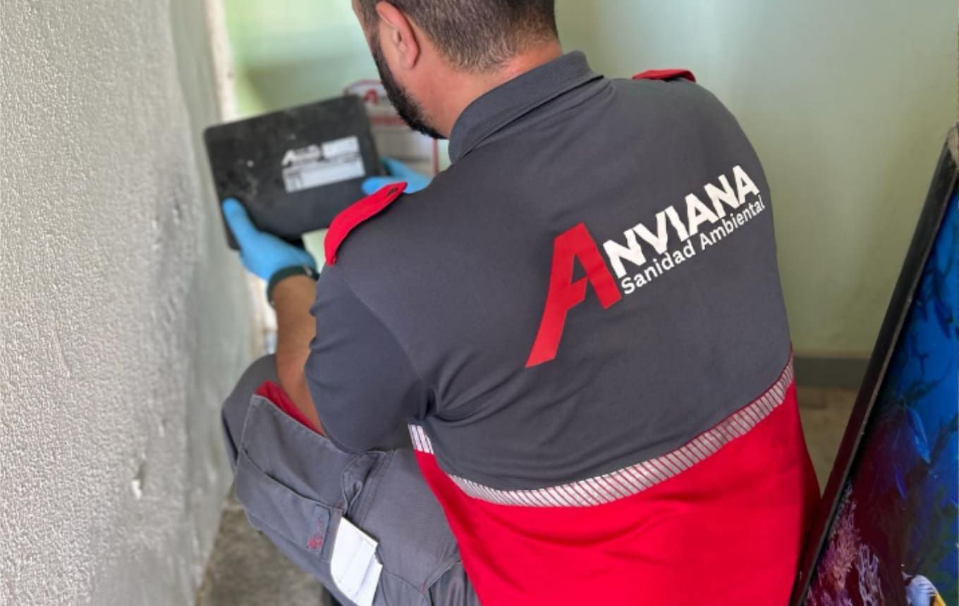 Técnico de Anviana colocando un porta cebos y escribiendo todo la información necesaria para su control.