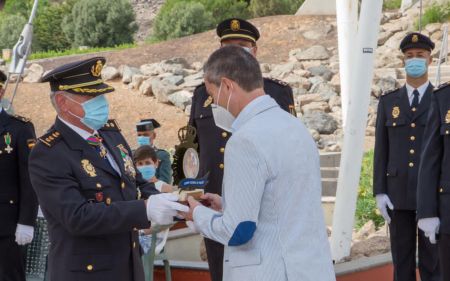 César Garcia en nombre de Anviana recibe de la Policía Nacional un reconocimiento institucional por la colaboración prestada durante la emergencia sanitaria.