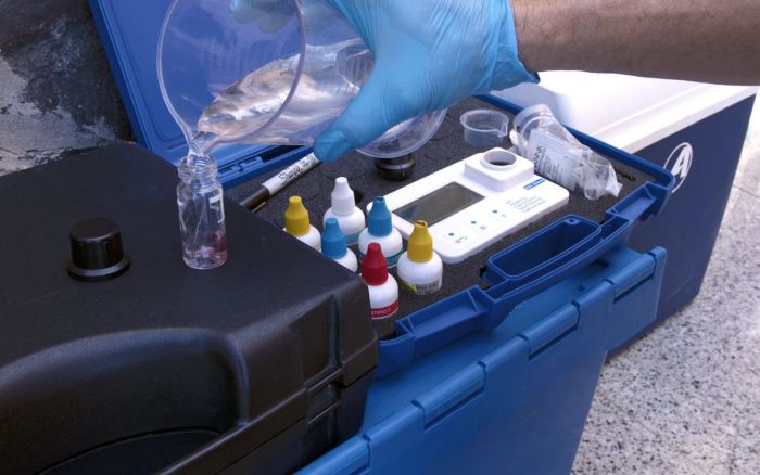 Operario de Anviana maneja un laboratorio portátil de Legionella analizando una muestra.