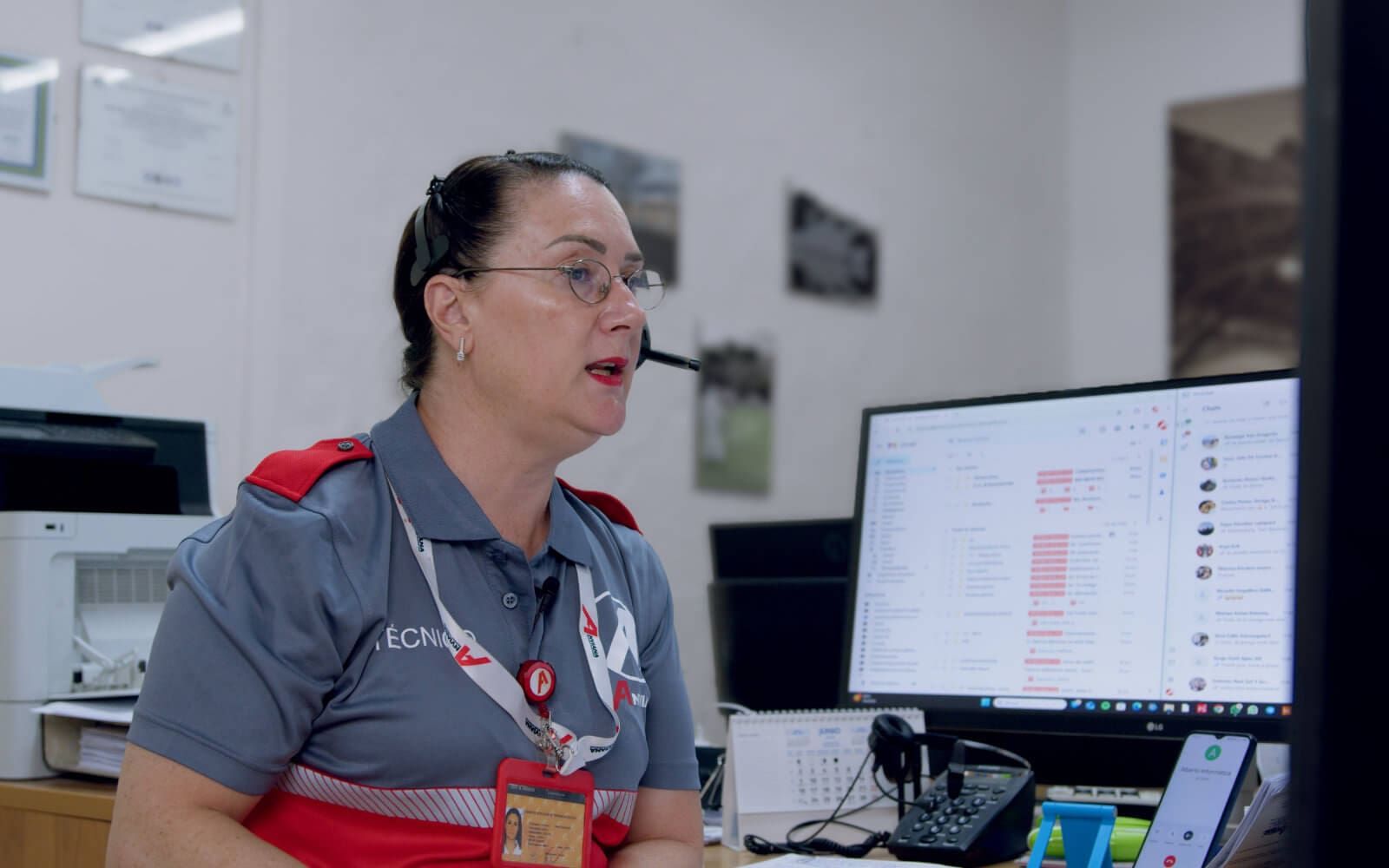 En la central de anviana vemos a un tecnico atendiendo a un cliente.