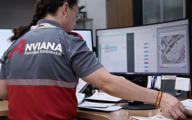 vemos a un técnico de anvIana contestando las preguntas de un cliente por teléfono.