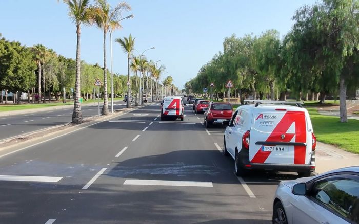 Vehículos cie la flota de Anviana circulando por una avenida.