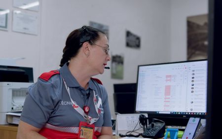 Vemos a Susana garcia atendiendo telefónicamente a un cliente desde la oficina central de Anviana