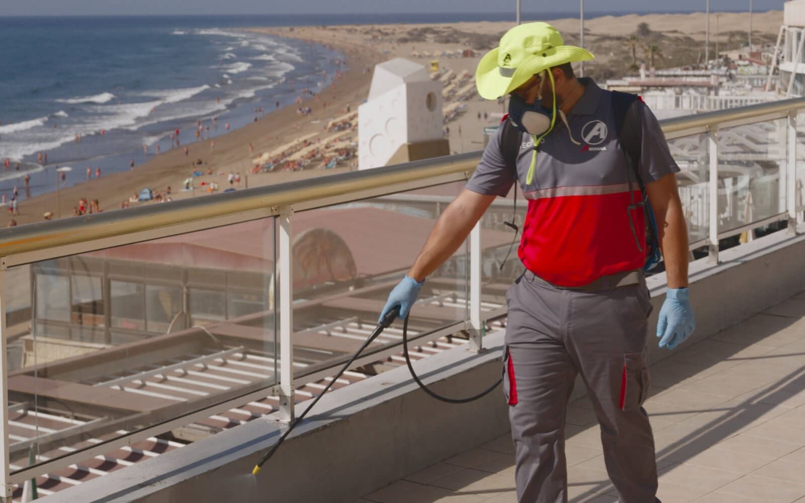 Técnico de Anviana pulverizando para prevenir insectos rastreros.
