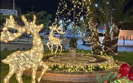 Rotonda de San Bartolomé de Tirajana decorada por Navidad con luces y renos.