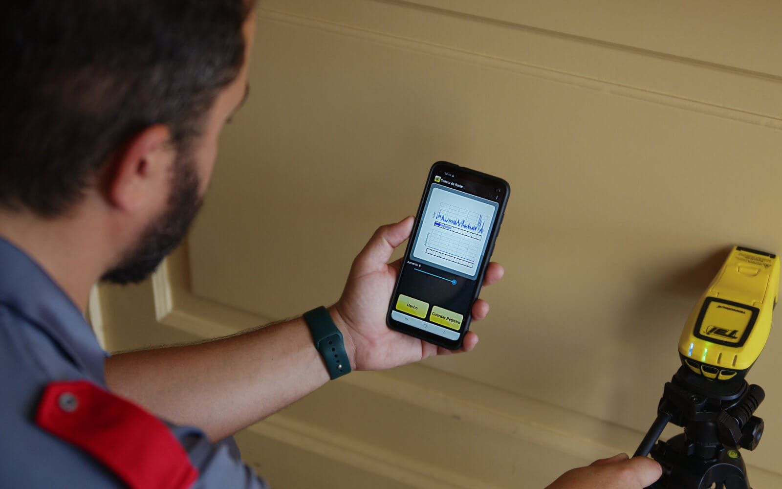 Técnico de Anviana utilizando el Termatrack en una pared.