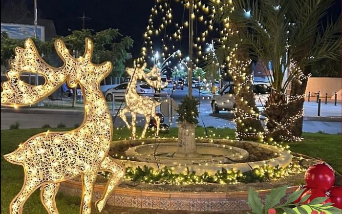 Rotonda de San Bartolomé de Tirajana decorada por Navidad con luces y renos.