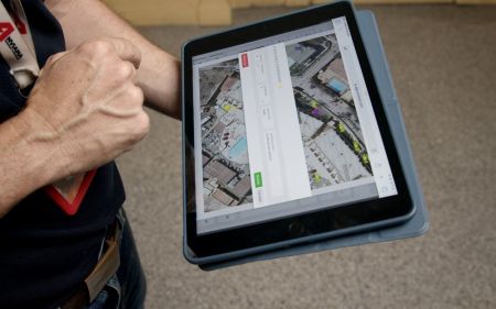 Un técnico de anviana revisa el estado de las trampas de un cliente en su tablet.