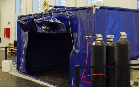 Sala de anoxia rodeada de las bombonas de los diferentes gases que se usan.