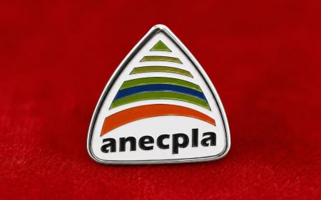 Pin de plata de anecpla, sobre fondo rojo