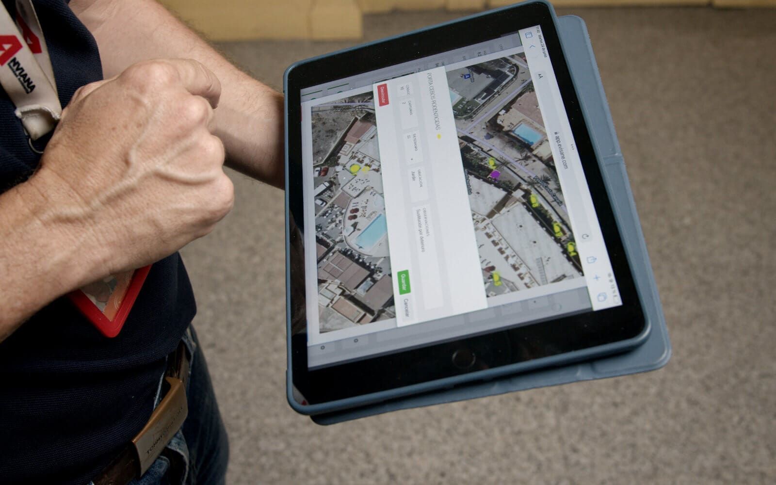 Un técnico de anviana revisa el estado de las trampas de un cliente en su tablet.