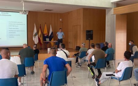 César Garcia dando una clase a los futuros técnicos en sanidad ambiental.