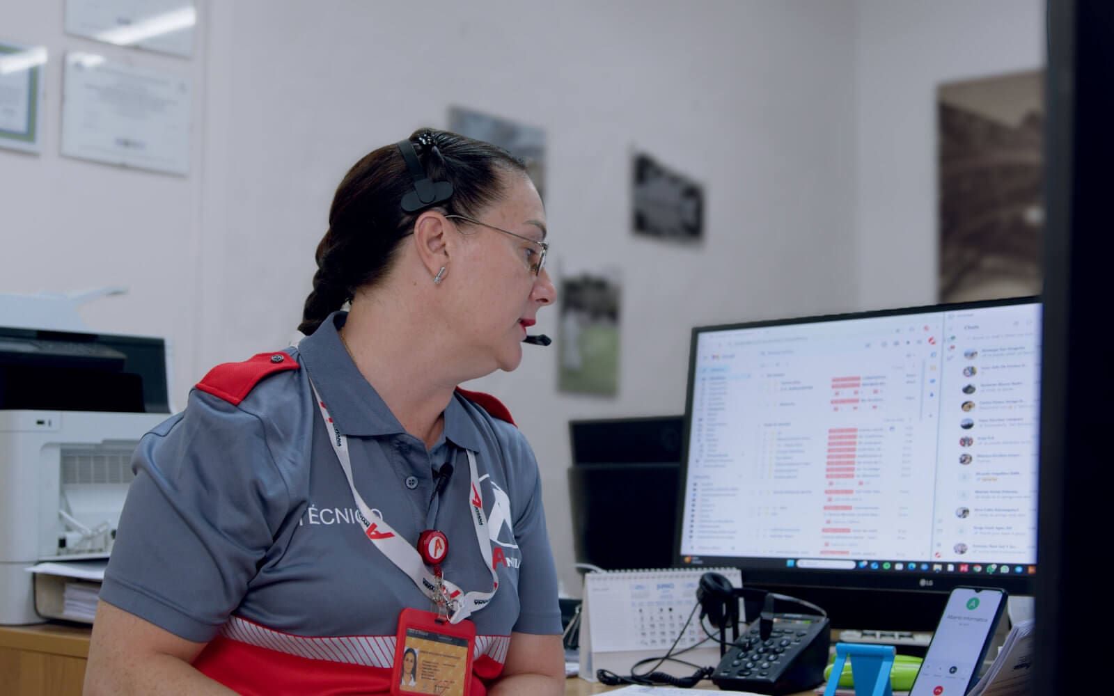 Vemos a Susana garcia atendiendo telefónicamente a un cliente desde la oficina central de Anviana